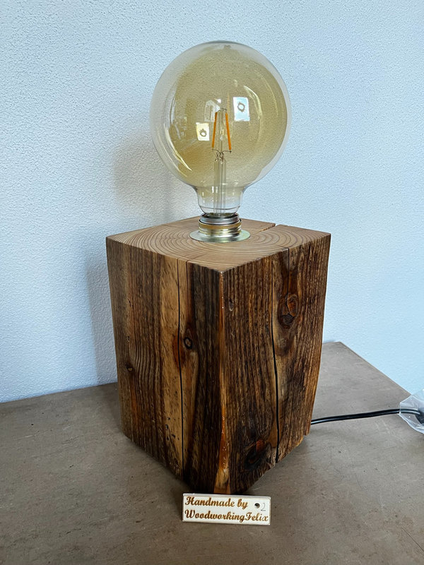 Lampe aus Holzbalken